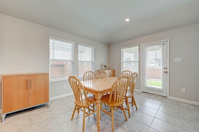 Building Photo - 3206 Dry Creek Dr