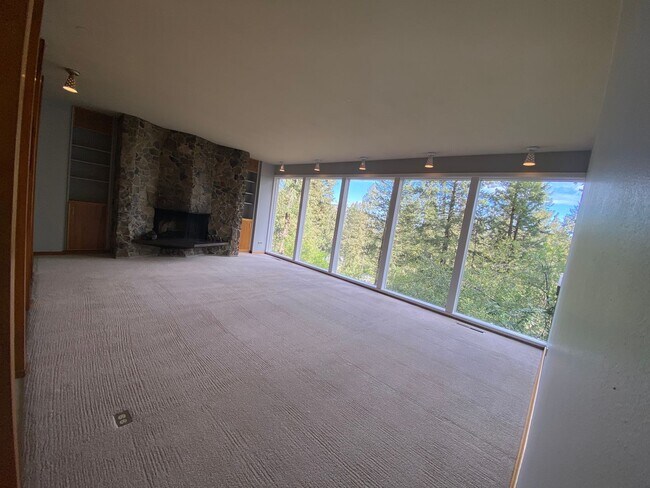 Building Photo - Unique View Property 3 bed, 3 bath located...