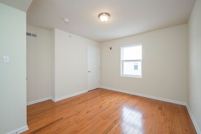 Building Photo - 1519-21 N 16TH ST Unit C4