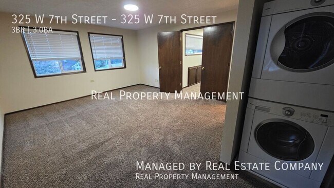 Building Photo - 325 W 7th St