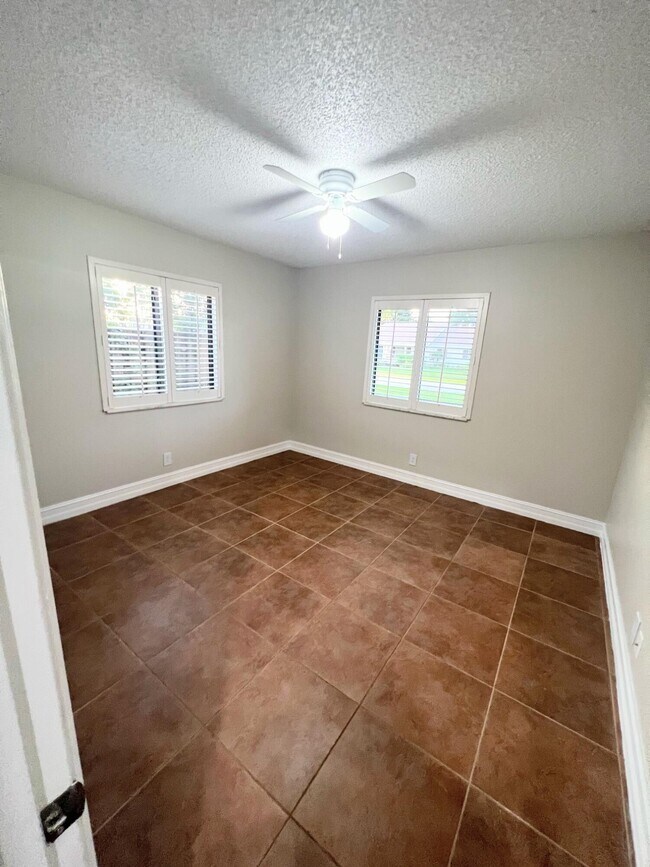 Building Photo - 4834 Willow Dr