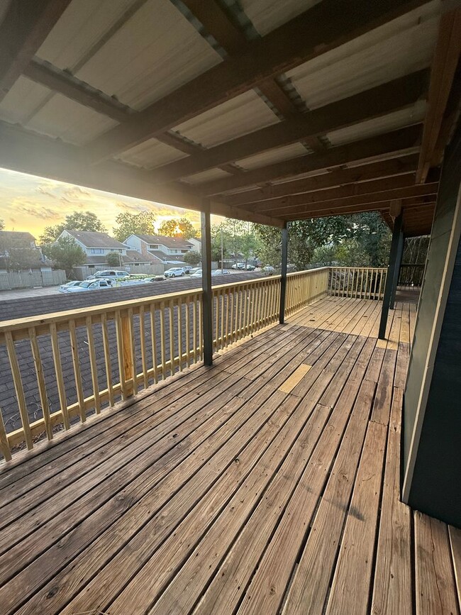 Building Photo - 3BD 2BA FLAT UPSTAIRS WITH HUGE BALCONY