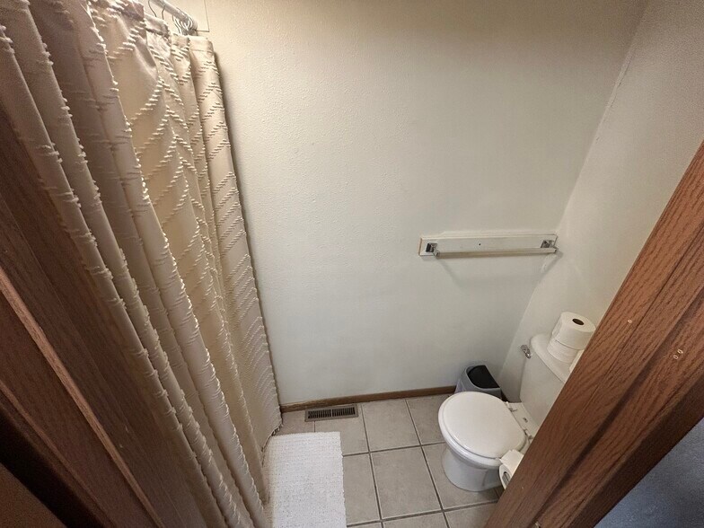 Building Photo - 1009 W 22nd St