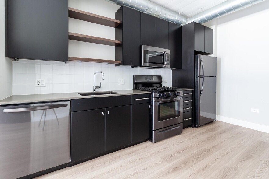 Building Photo - 941 W Belmont Ave