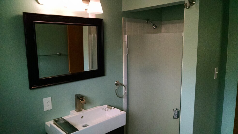 Downstairs bathroom with shower - 1838 Gay Street