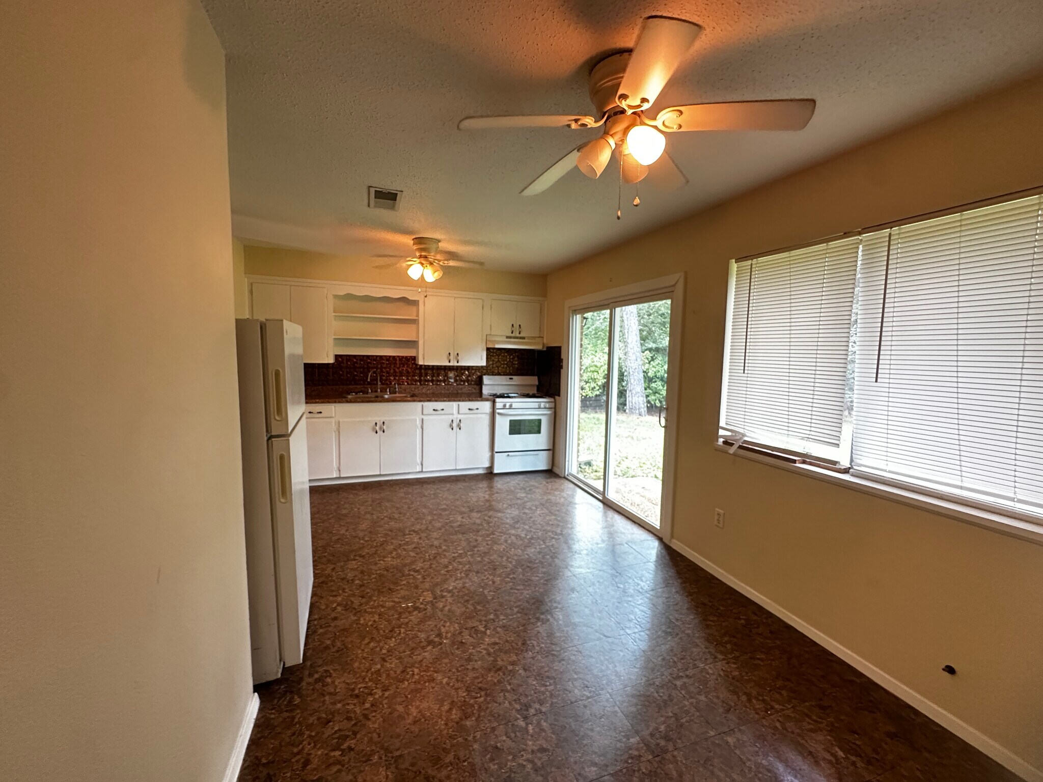 Building Photo - 619 Elm St