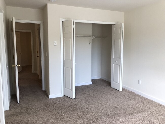 Building Photo - Beautiful Townhouse in Prime Tigard Locati...