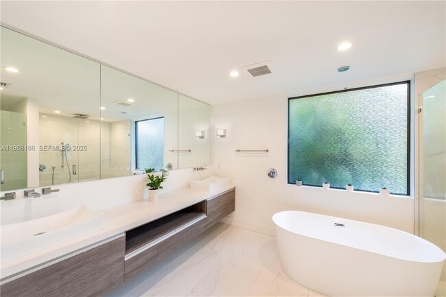 Building Photo - 2550 Overbrook St