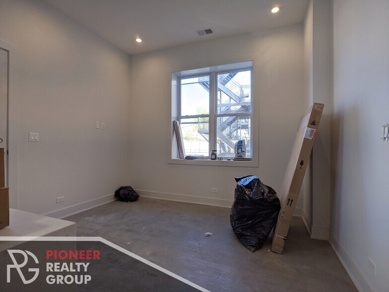 Building Photo - 2121 W Belmont Ave