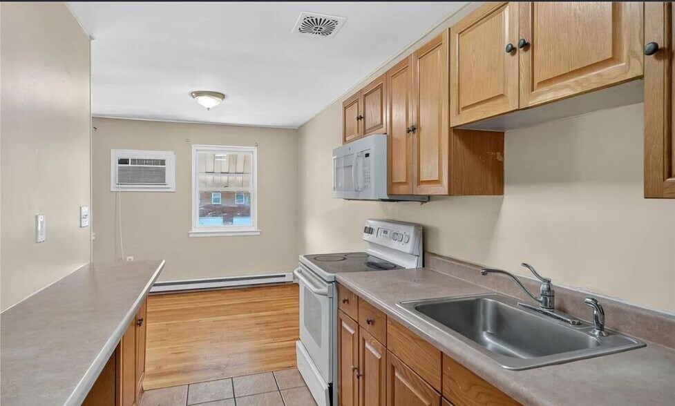 Building Photo - 1831 S Church St