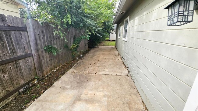 Building Photo - 3000 SW 52nd St
