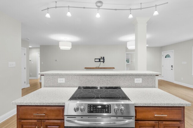 Building Photo - 1609 Lucerne Way