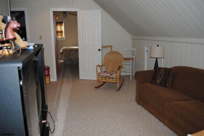 Building Photo - 110 N Gladstone Ave