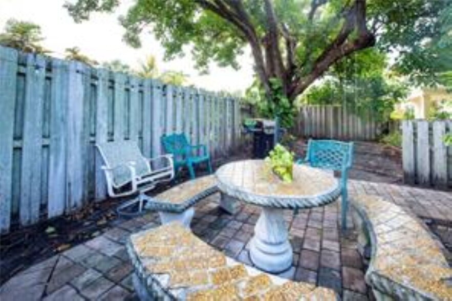 Building Photo - 530 NE 15th Ct