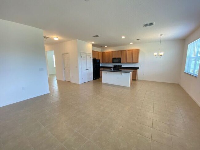 Building Photo - Carlisle Grand-120 Seville Dr Davenport, F...
