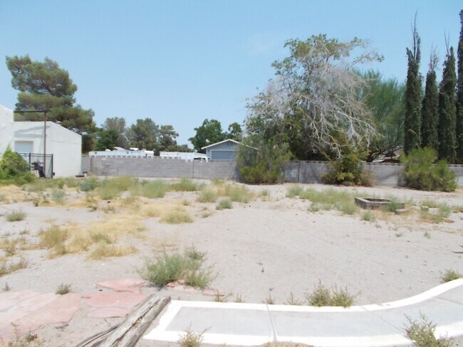 Building Photo - Spacious Estate on Nearly an Acre!