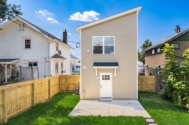 Building Photo - 858 E Starr Ave