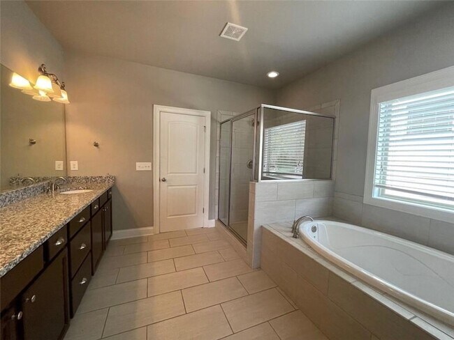 Building Photo - 3483 Lost Oak Dr NE