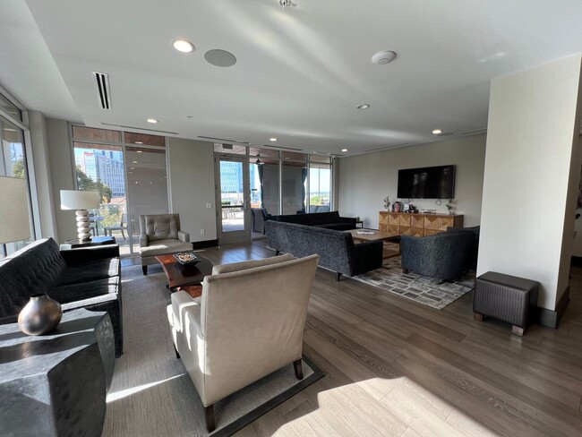 Building Photo - Spacious 2 bedroom 3 bath condo with offic...