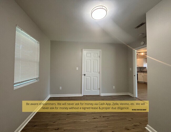 Building Photo - 1118 Soria St