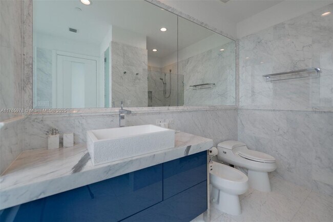 Building Photo - 17475 Collins Ave