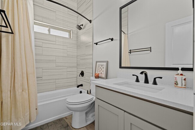 Building Photo - 12646 Amesbury