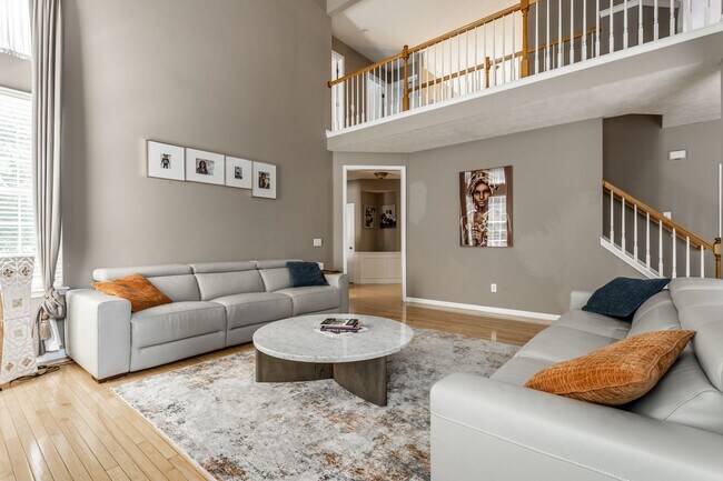 Building Photo - Spacious 5-Bed Home with In-Law Suite, Fin...