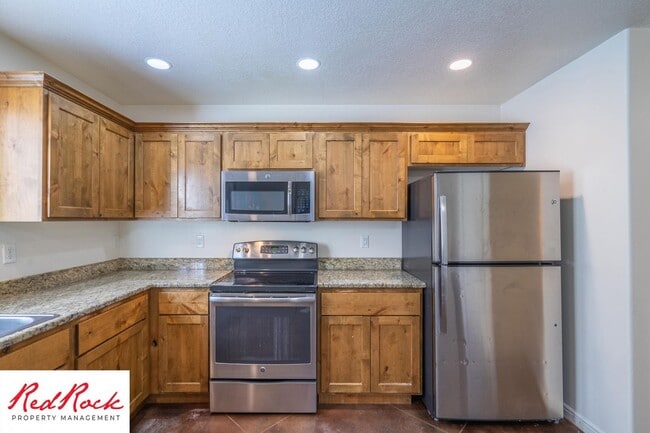 Building Photo - Charming 3 Bedroom Townhome with INTERNET INCLUDED & Dog-Friendly!