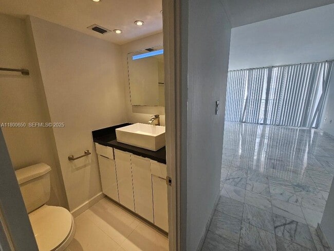 Building Photo - 18051 Biscayne Blvd