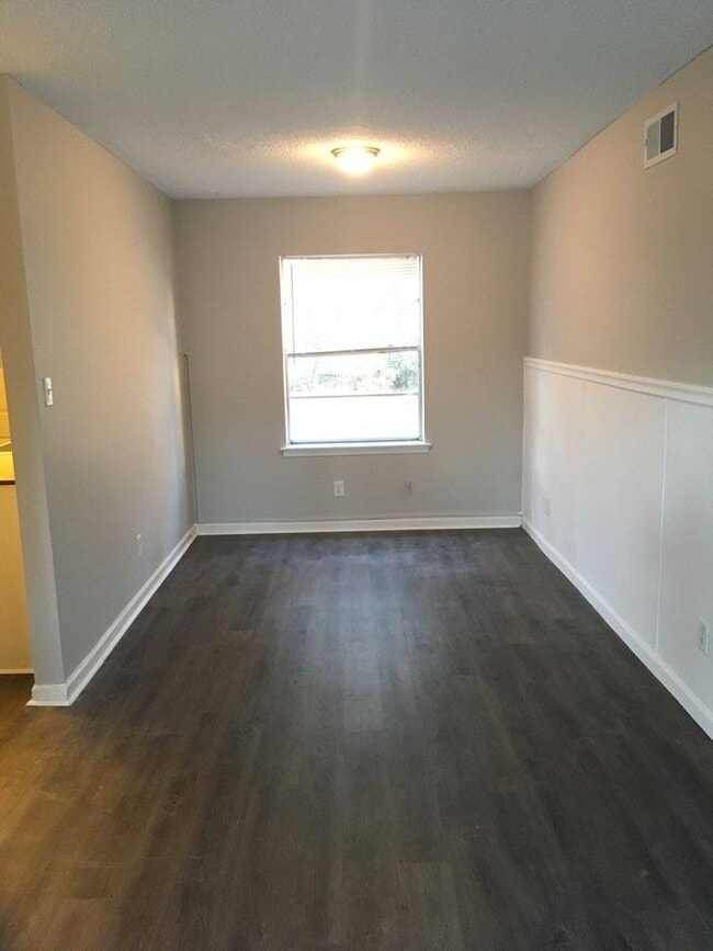 Building Photo - 906 W Pine St