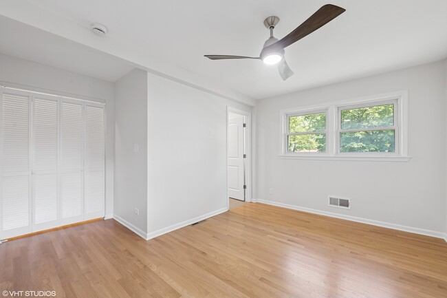 Building Photo - 30 Crescent Dr