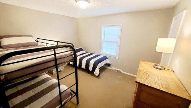 Building Photo - Charming 2 bedroom 1 bath duplex on Park Rd
