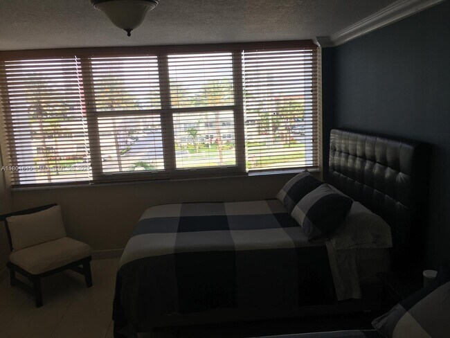 Building Photo - 3140 S Ocean Dr