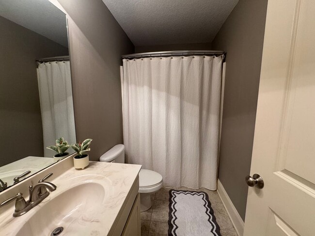 Building Photo - Elegant Full-Brick Estate 4 bedroom/2.5 ba...