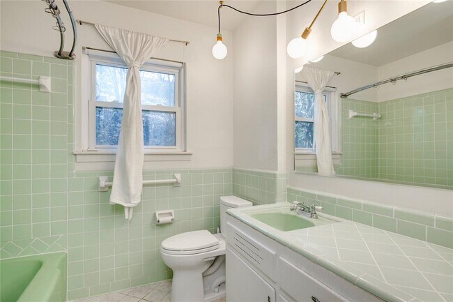 Building Photo - 2404 Barton Skyway