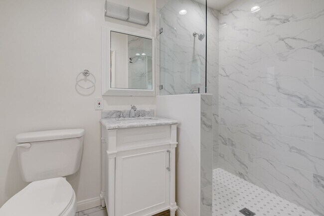 Building Photo - 3 Bedroom House in the Heart of Pacific Be...