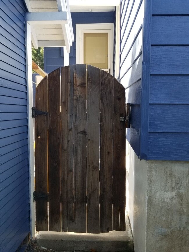 Building Photo - N. 25th Ave 2 bedroom Craftsman w/basement