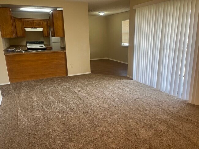 Building Photo - 2 bedroom Water included ! Must see!