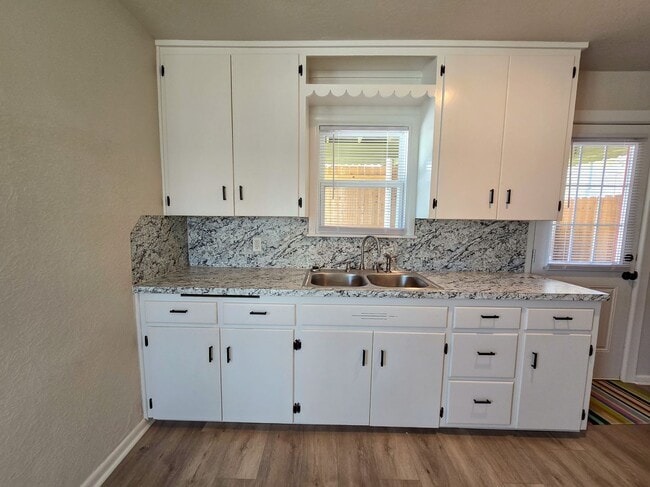 Building Photo - Cute Efficiency Studio Style Home in Shawnee!