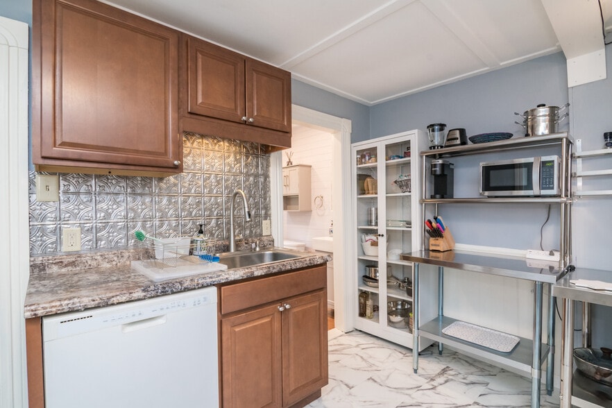 half bath and laundry is off the kitchen - 5 Greenwood Ct