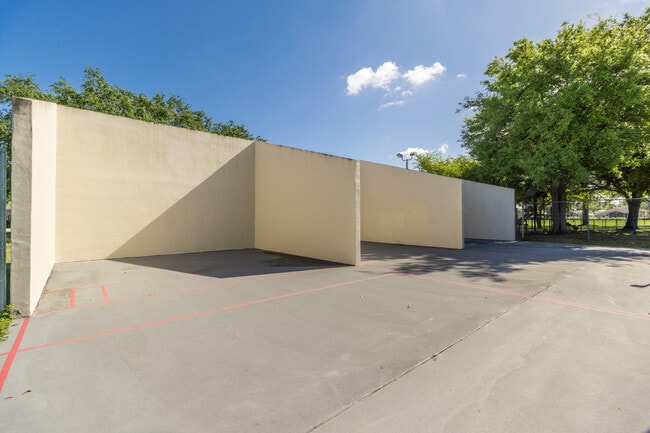 Building Photo - 178 Pinewood Ct