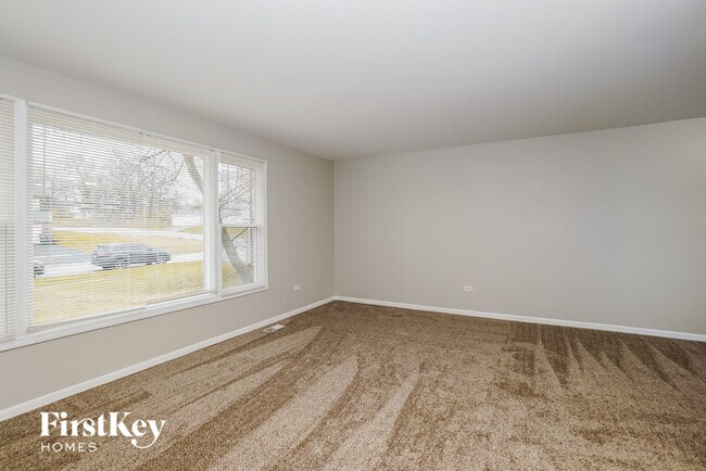 Building Photo - 660 Sullivan Ln