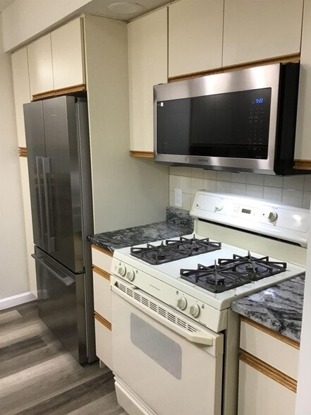 Building Photo - 210 Brook Village Rd