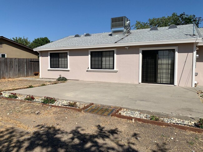 Building Photo - 3 Bedroom, 1 Bathroom Home in N. Highlands