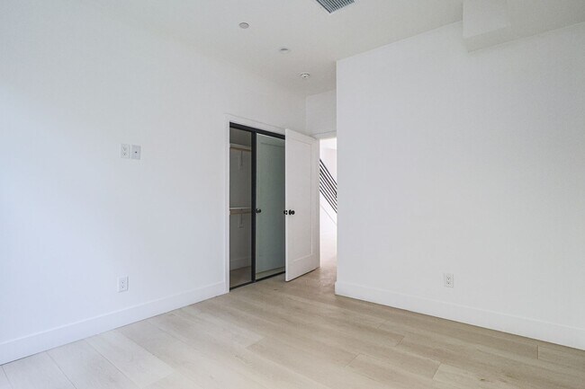 Building Photo - Live Large in NoHo: 5 Bed, 4 Bath + Roofto...