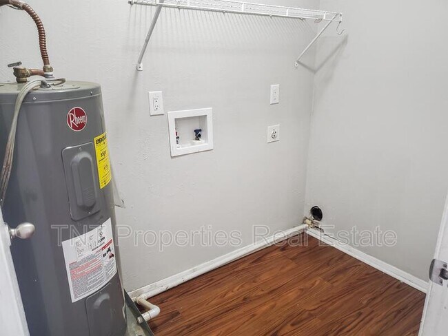 Building Photo - 304 Manuel Dr