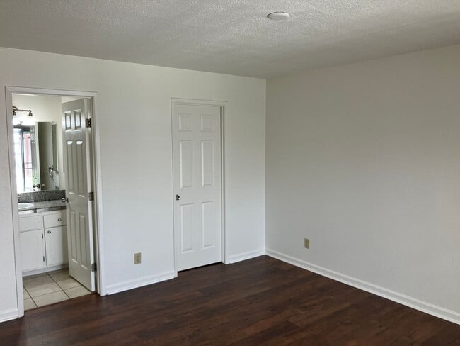 Building Photo - 825 Muscat Way