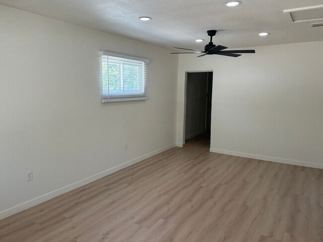 Building Photo - 2405 E Dortha Ave