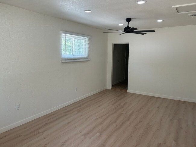 Building Photo - Move in Special!!  $500 off your first month for a lease signed by August 15, 2026 !!!Single leve...