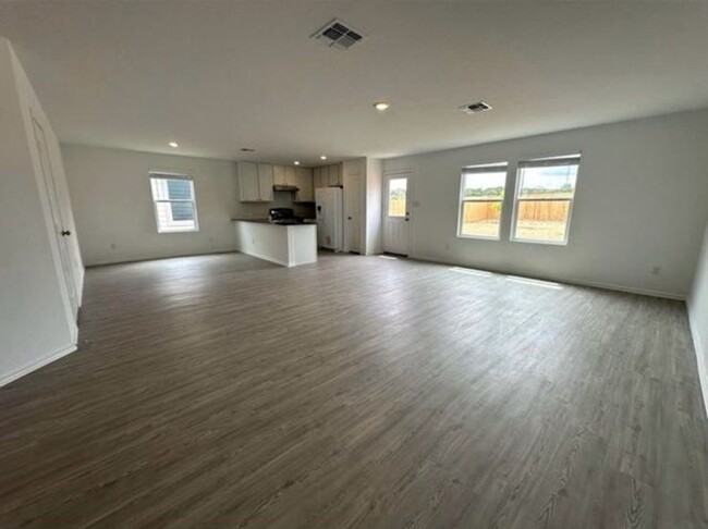 Building Photo - 4 Bedroom 2.5 bath home ready for move-in